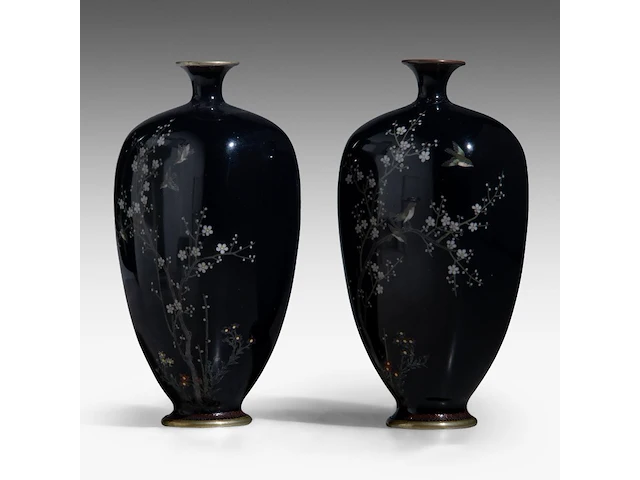 A pair of japanese midnight blue cloisonné enameled vases with a decor of birds among cherry blossoms and bamboo stalks, meiji period (1868-1912), h 15 cm - afbeelding 2 van  8