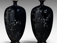 A pair of japanese midnight blue cloisonné enameled vases with a decor of birds among cherry blossoms and bamboo stalks, meiji period (1868-1912), h 15 cm - afbeelding 2 van  8