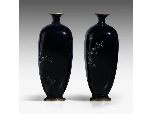 A pair of japanese midnight blue cloisonné enameled vases with a decor of birds among cherry blossoms and bamboo stalks, meiji period (1868-1912), h 15 cm - afbeelding 3 van  8