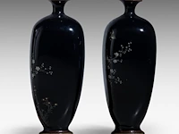 A pair of japanese midnight blue cloisonné enameled vases with a decor of birds among cherry blossoms and bamboo stalks, meiji period (1868-1912), h 15 cm - afbeelding 3 van  8