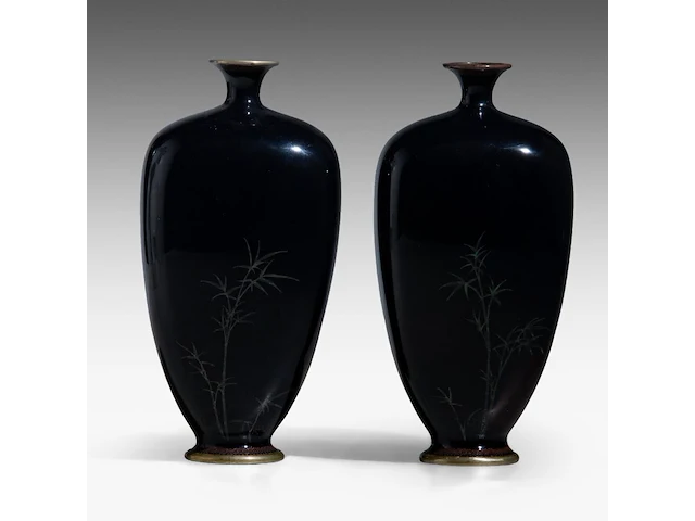 A pair of japanese midnight blue cloisonné enameled vases with a decor of birds among cherry blossoms and bamboo stalks, meiji period (1868-1912), h 15 cm - afbeelding 4 van  8