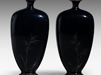 A pair of japanese midnight blue cloisonné enameled vases with a decor of birds among cherry blossoms and bamboo stalks, meiji period (1868-1912), h 15 cm - afbeelding 4 van  8