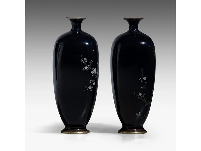 A pair of japanese midnight blue cloisonné enameled vases with a decor of birds among cherry blossoms and bamboo stalks, meiji period (1868-1912), h 15 cm - afbeelding 5 van  8