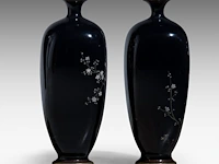 A pair of japanese midnight blue cloisonné enameled vases with a decor of birds among cherry blossoms and bamboo stalks, meiji period (1868-1912), h 15 cm - afbeelding 5 van  8