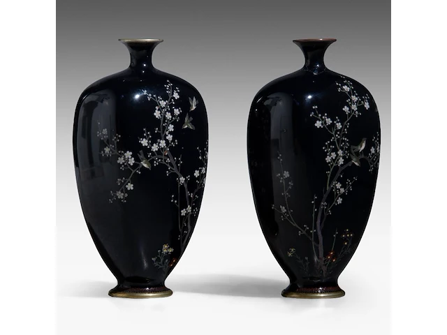 A pair of japanese midnight blue cloisonné enameled vases with a decor of birds among cherry blossoms and bamboo stalks, meiji period (1868-1912), h 15 cm - afbeelding 6 van  8