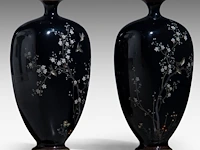 A pair of japanese midnight blue cloisonné enameled vases with a decor of birds among cherry blossoms and bamboo stalks, meiji period (1868-1912), h 15 cm - afbeelding 6 van  8