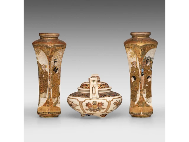 A pair of japanese satsuma ware 'sages in a bamboo grove' vases and a handled censer and lid, both marked, meiji, h 25,5 cm (vases)/ h 13 - l 16,5 cm (censer) - afbeelding 2 van  8