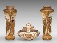A pair of japanese satsuma ware 'sages in a bamboo grove' vases and a handled censer and lid, both marked, meiji, h 25,5 cm (vases)/ h 13 - l 16,5 cm (censer) - afbeelding 2 van  8
