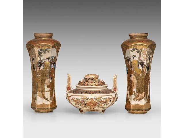 A pair of japanese satsuma ware 'sages in a bamboo grove' vases and a handled censer and lid, both marked, meiji, h 25,5 cm (vases)/ h 13 - l 16,5 cm (censer) - afbeelding 3 van  8