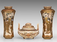 A pair of japanese satsuma ware 'sages in a bamboo grove' vases and a handled censer and lid, both marked, meiji, h 25,5 cm (vases)/ h 13 - l 16,5 cm (censer) - afbeelding 3 van  8