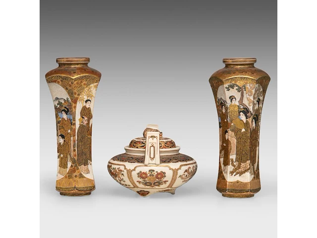 A pair of japanese satsuma ware 'sages in a bamboo grove' vases and a handled censer and lid, both marked, meiji, h 25,5 cm (vases)/ h 13 - l 16,5 cm (censer) - afbeelding 4 van  8