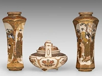 A pair of japanese satsuma ware 'sages in a bamboo grove' vases and a handled censer and lid, both marked, meiji, h 25,5 cm (vases)/ h 13 - l 16,5 cm (censer) - afbeelding 4 van  8