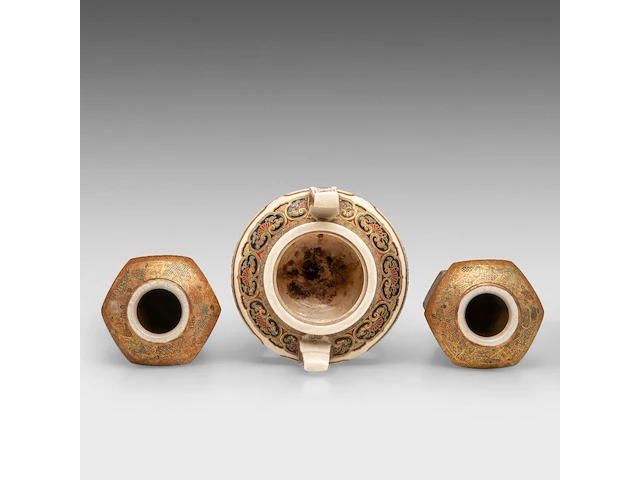 A pair of japanese satsuma ware 'sages in a bamboo grove' vases and a handled censer and lid, both marked, meiji, h 25,5 cm (vases)/ h 13 - l 16,5 cm (censer) - afbeelding 5 van  8