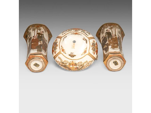 A pair of japanese satsuma ware 'sages in a bamboo grove' vases and a handled censer and lid, both marked, meiji, h 25,5 cm (vases)/ h 13 - l 16,5 cm (censer) - afbeelding 6 van  8