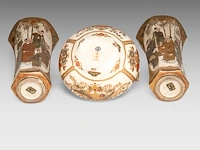 A pair of japanese satsuma ware 'sages in a bamboo grove' vases and a handled censer and lid, both marked, meiji, h 25,5 cm (vases)/ h 13 - l 16,5 cm (censer) - afbeelding 6 van  8
