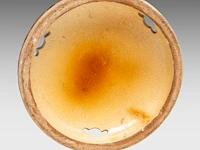 A pair of japanese satsuma ware 'sages in a bamboo grove' vases and a handled censer and lid, both marked, meiji, h 25,5 cm (vases)/ h 13 - l 16,5 cm (censer) - afbeelding 8 van  8