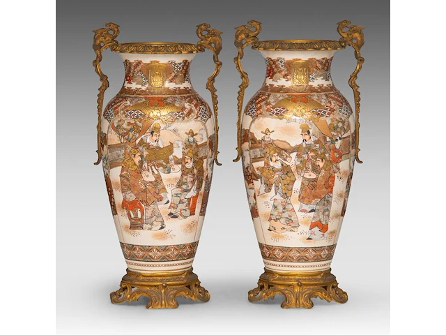 A pair of japanese satsuma ware vases, decorated with scholars gathering in a garden, fixed with bronze mounts, late meiji, total h 55,5 cm - afbeelding 1 van  7