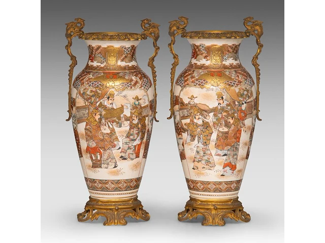 A pair of japanese satsuma ware vases, decorated with scholars gathering in a garden, fixed with bronze mounts, late meiji, total h 55,5 cm - afbeelding 2 van  7