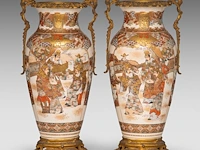 A pair of japanese satsuma ware vases, decorated with scholars gathering in a garden, fixed with bronze mounts, late meiji, total h 55,5 cm - afbeelding 2 van  7
