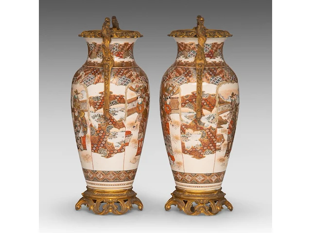A pair of japanese satsuma ware vases, decorated with scholars gathering in a garden, fixed with bronze mounts, late meiji, total h 55,5 cm - afbeelding 3 van  7