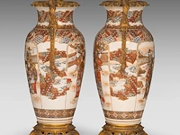 A pair of japanese satsuma ware vases, decorated with scholars gathering in a garden, fixed with bronze mounts, late meiji, total h 55,5 cm - afbeelding 3 van  7