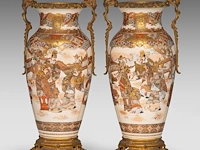 A pair of japanese satsuma ware vases, decorated with scholars gathering in a garden, fixed with bronze mounts, late meiji, total h 55,5 cm - afbeelding 4 van  7