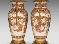 A pair of japanese satsuma ware vases, decorated with scholars gathering in a garden, fixed with bronze mounts, late meiji, total h 55,5 cm - afbeelding 5 van  7