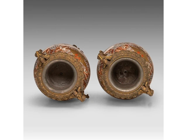 A pair of japanese satsuma ware vases, decorated with scholars gathering in a garden, fixed with bronze mounts, late meiji, total h 55,5 cm - afbeelding 6 van  7