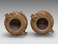 A pair of japanese satsuma ware vases, decorated with scholars gathering in a garden, fixed with bronze mounts, late meiji, total h 55,5 cm - afbeelding 6 van  7