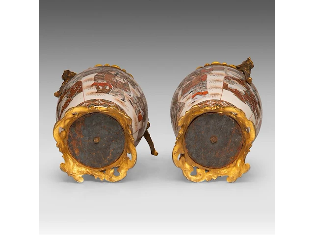 A pair of japanese satsuma ware vases, decorated with scholars gathering in a garden, fixed with bronze mounts, late meiji, total h 55,5 cm - afbeelding 7 van  7