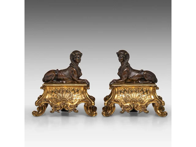 A pair of louis xiv style gilt and patinated bronze sphinx andirons 26.5 x 26.5 cm. (10.42 x 10.42 in.) - afbeelding 1 van  5