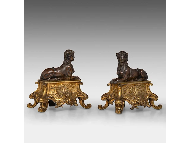 A pair of louis xiv style gilt and patinated bronze sphinx andirons 26.5 x 26.5 cm. (10.42 x 10.42 in.) - afbeelding 2 van  5