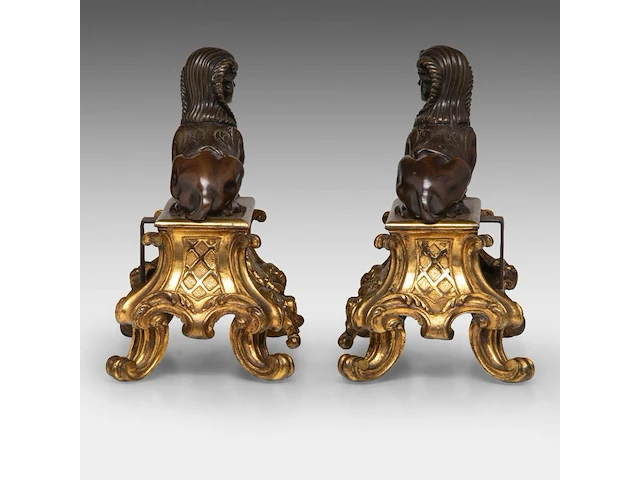 A pair of louis xiv style gilt and patinated bronze sphinx andirons 26.5 x 26.5 cm. (10.42 x 10.42 in.) - afbeelding 3 van  5