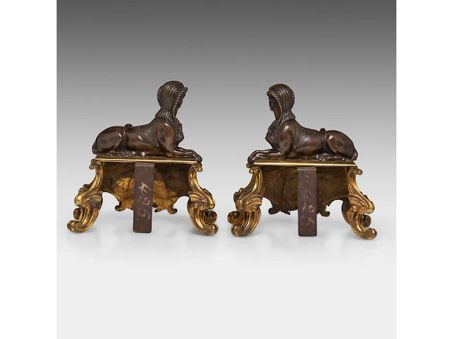 A pair of louis xiv style gilt and patinated bronze sphinx andirons 26.5 x 26.5 cm. (10.42 x 10.42 in.) - afbeelding 4 van  5