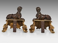A pair of louis xiv style gilt and patinated bronze sphinx andirons 26.5 x 26.5 cm. (10.42 x 10.42 in.) - afbeelding 4 van  5