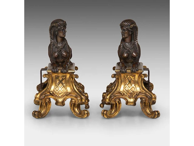 A pair of louis xiv style gilt and patinated bronze sphinx andirons 26.5 x 26.5 cm. (10.42 x 10.42 in.) - afbeelding 5 van  5