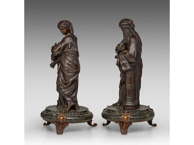 A pair of patinated bronze sculptures of neoclassical beauties, on a vert de mer marble base 40 cm. (15 3/4 in.) - afbeelding 3 van  8