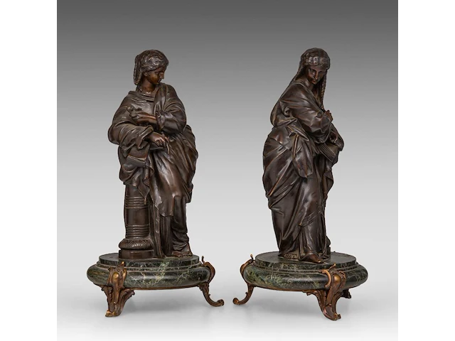 A pair of patinated bronze sculptures of neoclassical beauties, on a vert de mer marble base 40 cm. (15 3/4 in.) - afbeelding 6 van  8