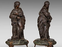 A pair of patinated bronze sculptures of neoclassical beauties, on a vert de mer marble base 40 cm. (15 3/4 in.) - afbeelding 6 van  8