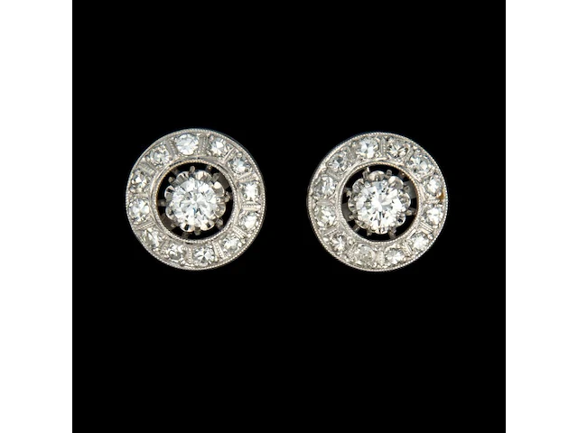 A pair of platinum earrings, set with brilliant-cut diamonds, ø 1,4 cm, total weight: ca 7,3 g - afbeelding 1 van  3