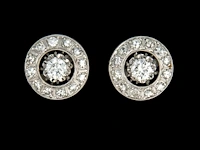 A pair of platinum earrings, set with brilliant-cut diamonds, ø 1,4 cm, total weight: ca 7,3 g