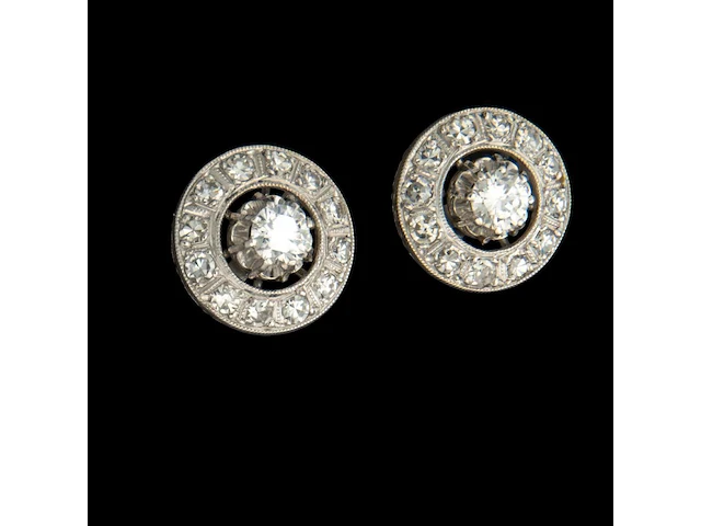 A pair of platinum earrings, set with brilliant-cut diamonds, ø 1,4 cm, total weight: ca 7,3 g - afbeelding 2 van  3