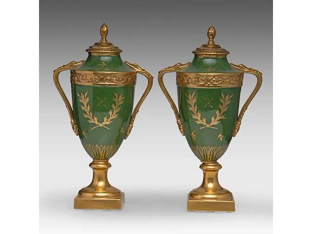 A pair of polychrome and gilt limoges porcelain vases and covers, decorated with hand-painted flowers 42 cm. (16.53 in.) - afbeelding 3 van  6