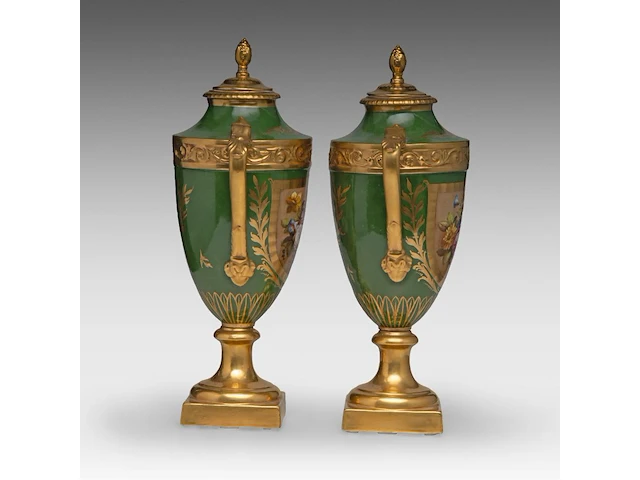 A pair of polychrome and gilt limoges porcelain vases and covers, decorated with hand-painted flowers 42 cm. (16.53 in.) - afbeelding 4 van  6