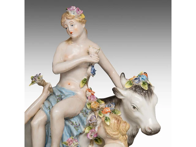 A pair of polychrome decorated saxony porcelain figurines of europa and the bull, marked dresden 26.5 x 24 cm. (10.42 x 9.44 in.) - afbeelding 2 van  12