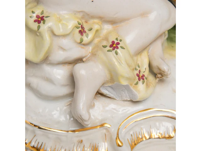 A pair of polychrome decorated saxony porcelain figurines of europa and the bull, marked dresden 26.5 x 24 cm. (10.42 x 9.44 in.) - afbeelding 4 van  12