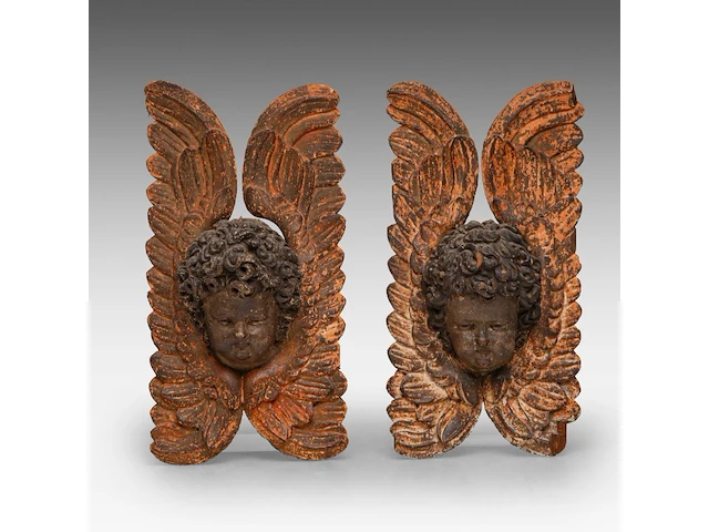 A pair of polychrome wooden sculptures of angel heads, 17thc 41 cm. (16.14 in.) - afbeelding 1 van  5