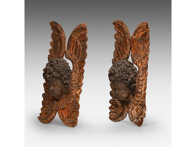 A pair of polychrome wooden sculptures of angel heads, 17thc 41 cm. (16.14 in.) - afbeelding 2 van  5