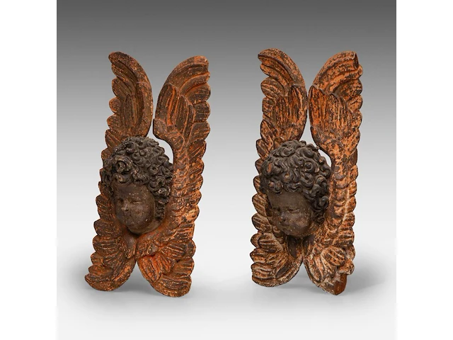A pair of polychrome wooden sculptures of angel heads, 17thc 41 cm. (16.14 in.) - afbeelding 3 van  5