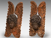 A pair of polychrome wooden sculptures of angel heads, 17thc 41 cm. (16.14 in.) - afbeelding 3 van  5